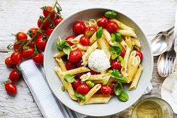 Pönnusteiktir tómatar og pasta er fljótlegur og bragðgóður réttur.