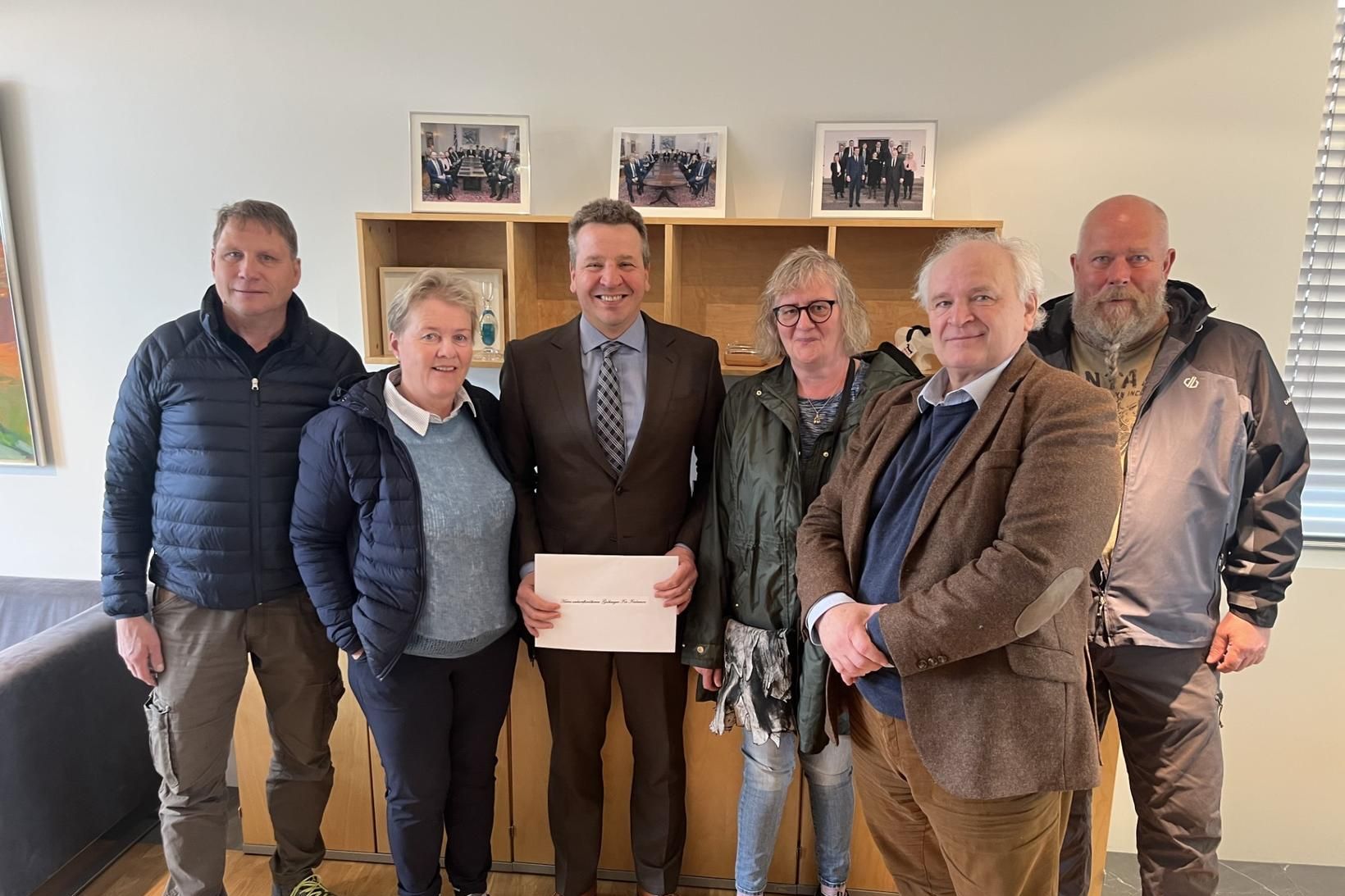 Prýðisfélagið Skjöldur afhendir ráðherra ályktun.