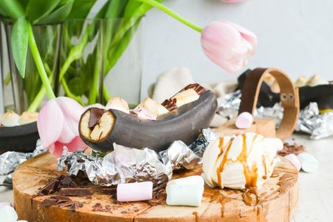 Grillaðir bananar fylltir með sykurlausu súkkulaði og sykurpúðum, gætu orðið vinsælasti sumareftirrétturinn í ár.