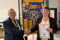 Afhending Friðjón Hallgrímsson forseti Jörfa og Sigríður Rut Jónsdóttir, formaður Hróa Hattar barnavinafélags, takast í hendur.