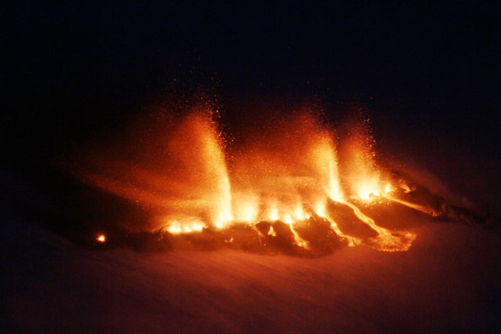 Gosið er á sprungu í Fimmvörðuhálsi.