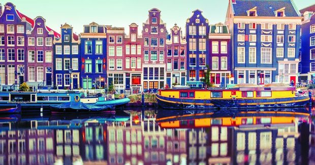 Amsterdam er einstaklega falleg borg með sínum gömlu mjóu húsum, sem hlykkjast meðfram síkjunum sem …