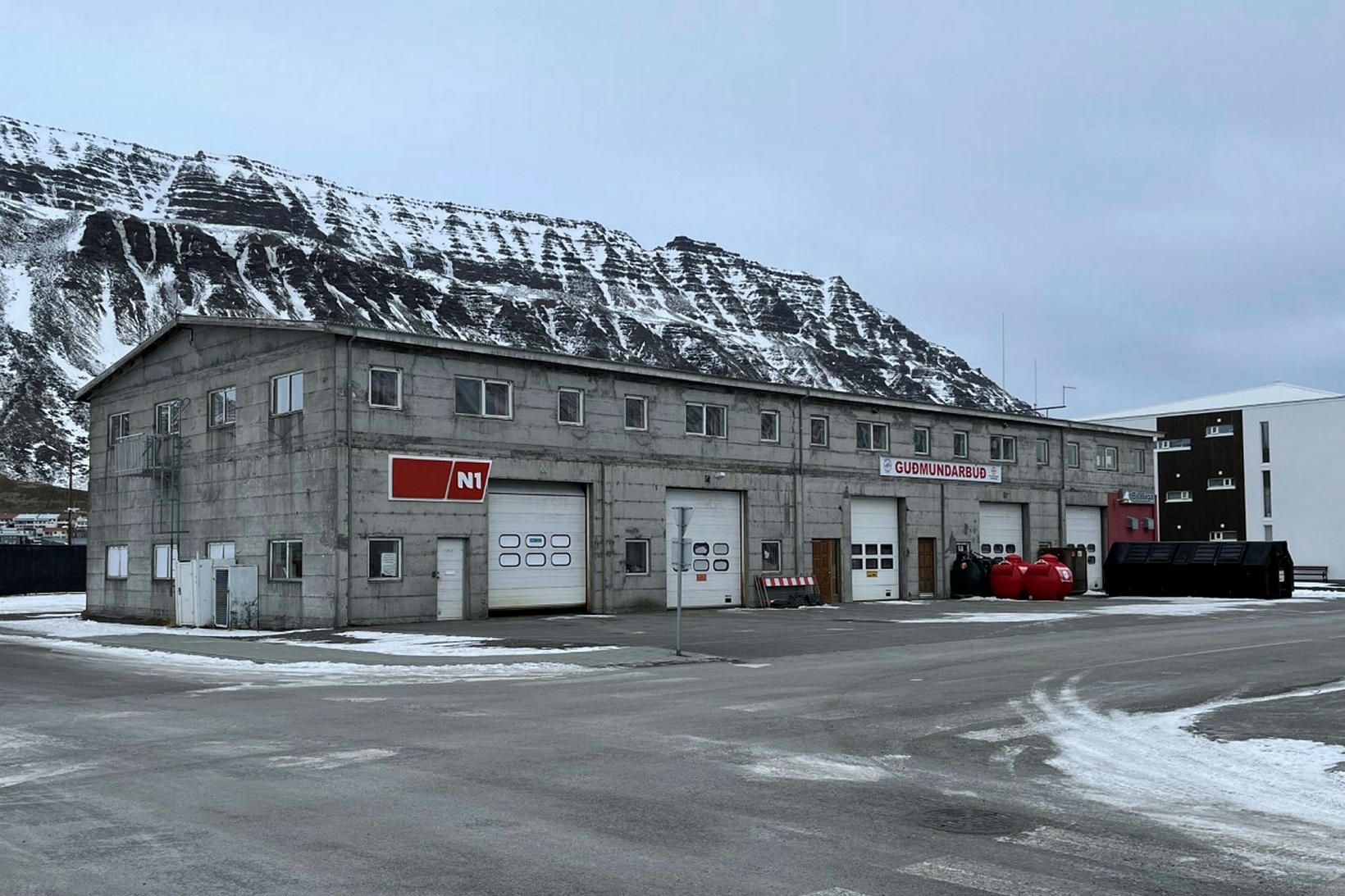 Björgunarmiðstöðin við Sindragötu á eyrinni á Ísafirði.