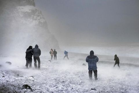 Ferðamenn í kröppum dansi í Reynisfjöru fyrir nokkrum árum.